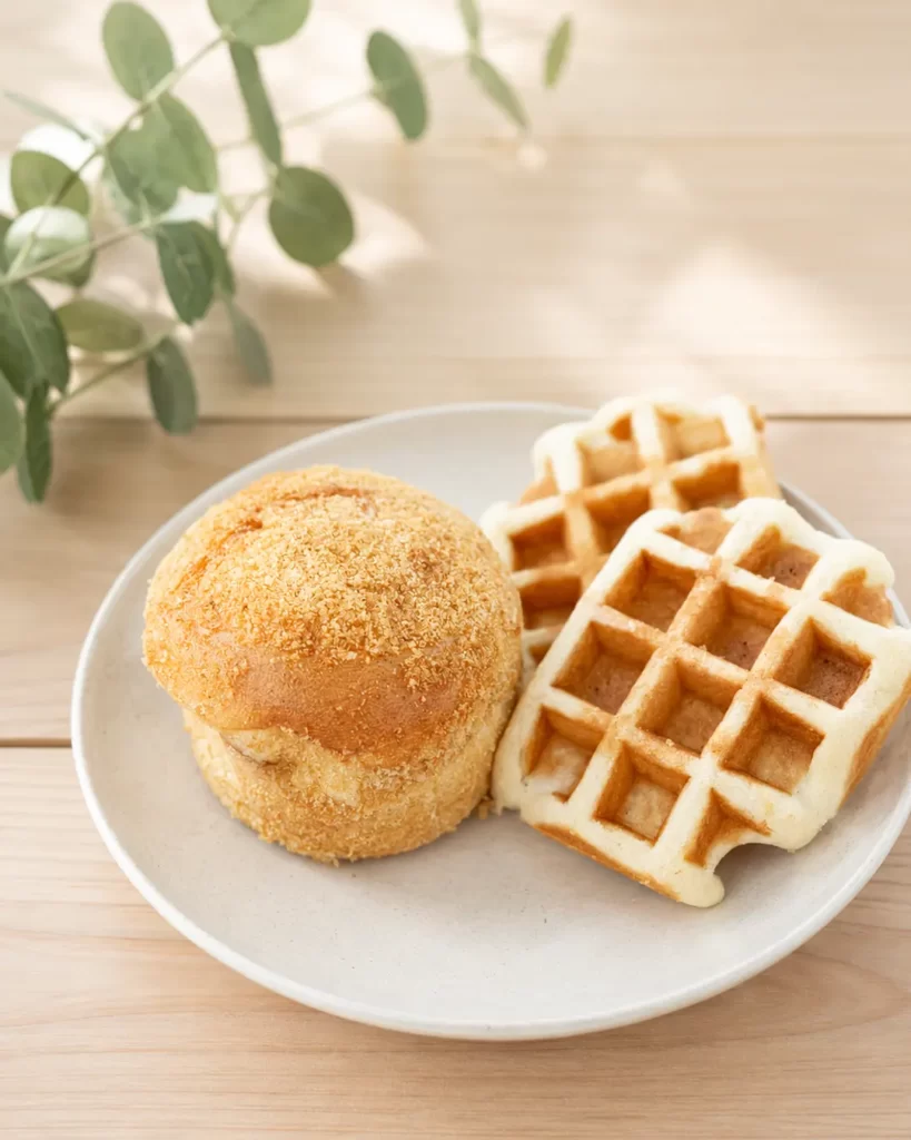 Bakeshop SolSolのカレーパンとワッフル【愛知・碧南市】