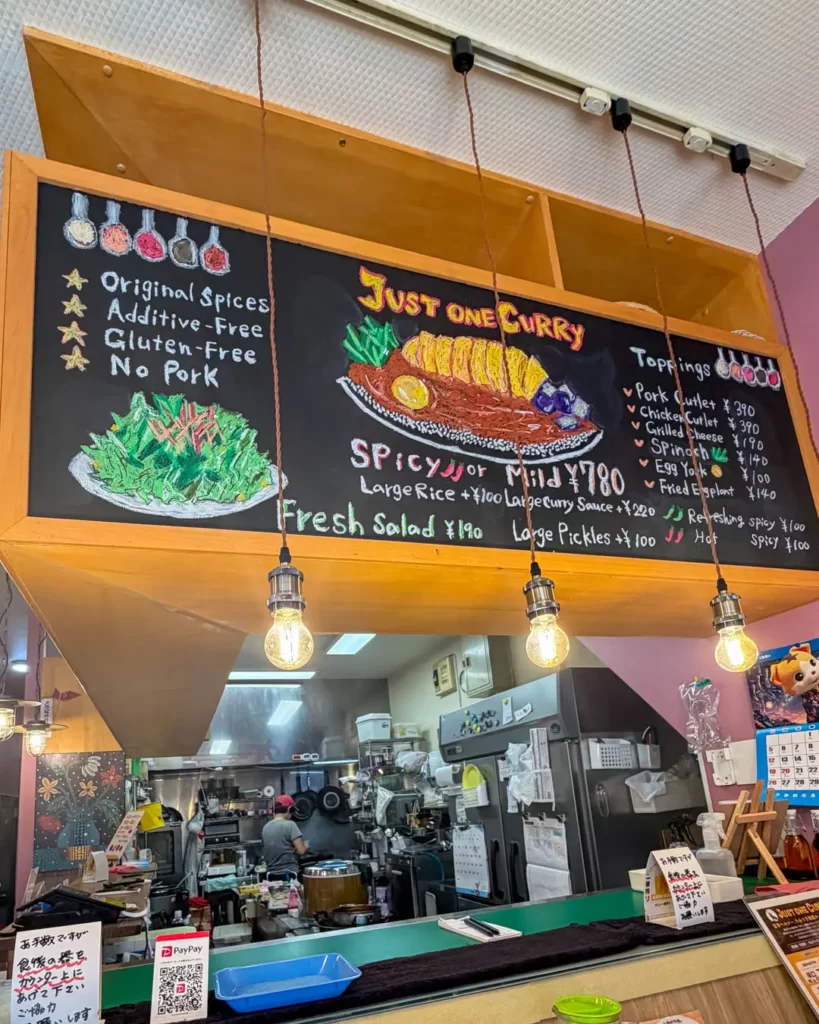 ジャストワンカレー (Just One Curry)の店内【東京・品川 戸越銀座商店街】