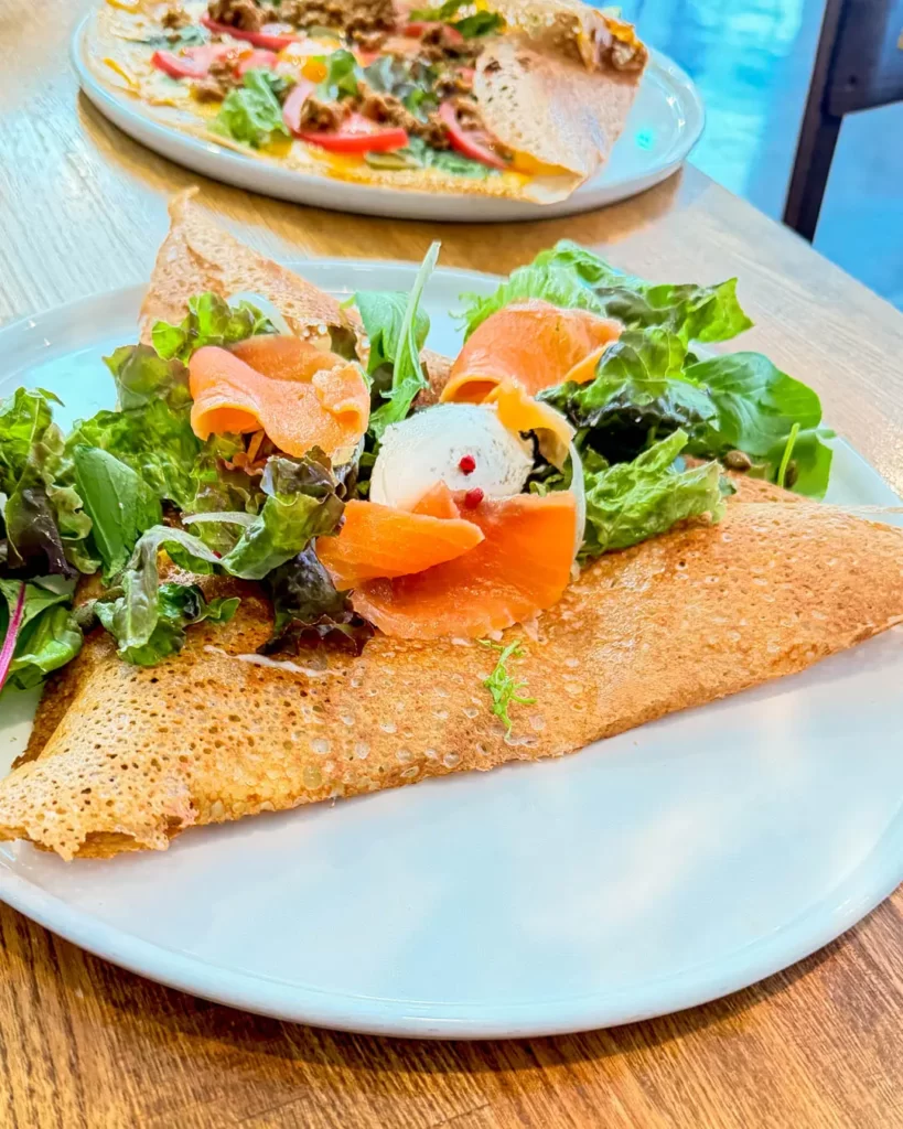 ガレット&シードル食堂 蕎麦と林檎とのサーモンのハーブクリームチーズのガレット【東京・三鷹】