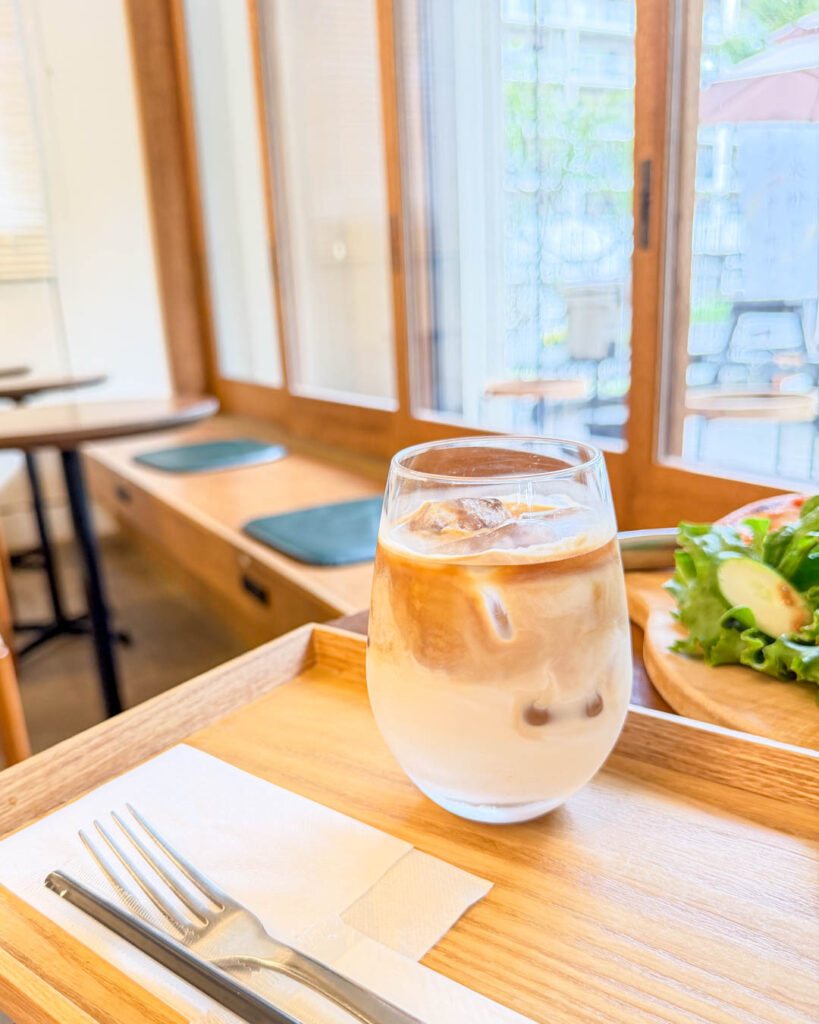 mukavapaikka COFFEE(ムカヴァ・パイッカ コーヒー)のアイスカフェ・オレ【神奈川・川崎市】