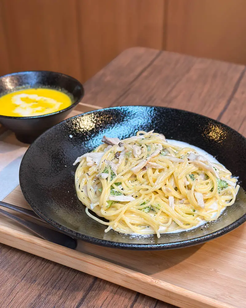 喫茶去 KAIPAN(きっさこ かいぱん) 寺カフェのグルテンフリーパスタ(キノコとブロッコリーのクリームソースパスタ)【東京・国分寺】