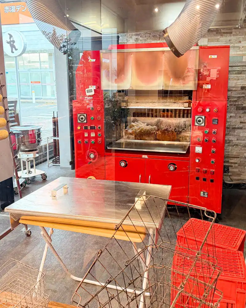 南陽バウムクーヘン こおどり庵（KŌDRIAN）のカフェ バームクーヘン焼成機【山形・南陽市】