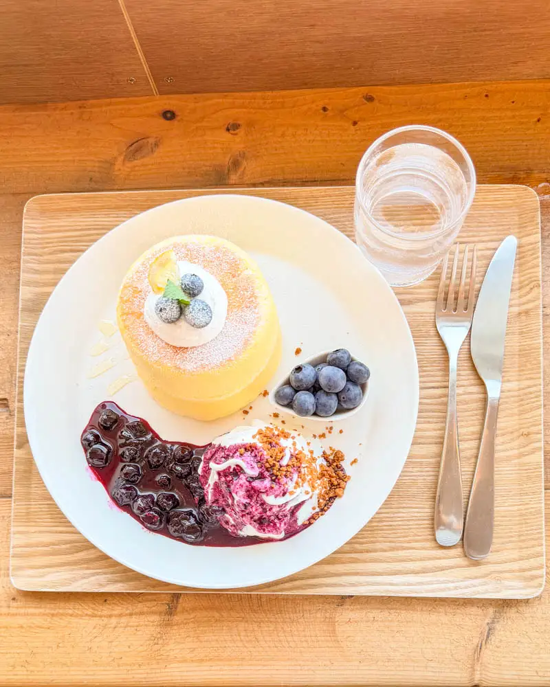 mito cafe(ミトカフェ)のブルーベリー のスフレパンケーキ【神奈川・三浦市 三崎口】