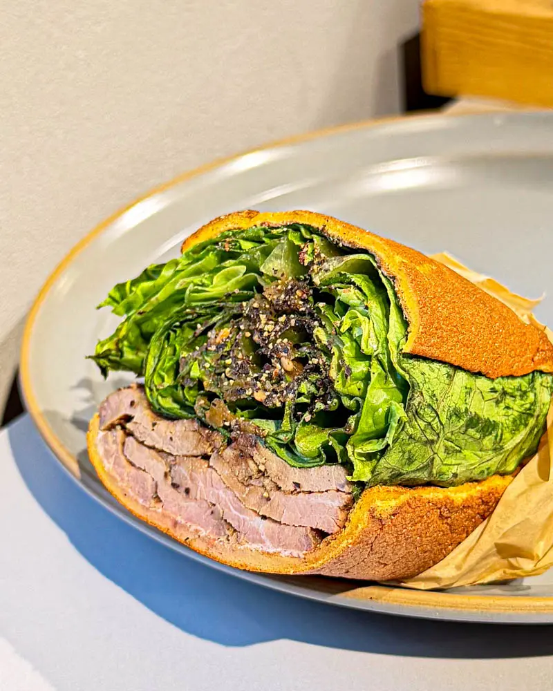 MOCMOsandwiches(モクモ・サンドイッチズ)のローストビーフとハーブクリームチーズ サンド【東京・三鷹】